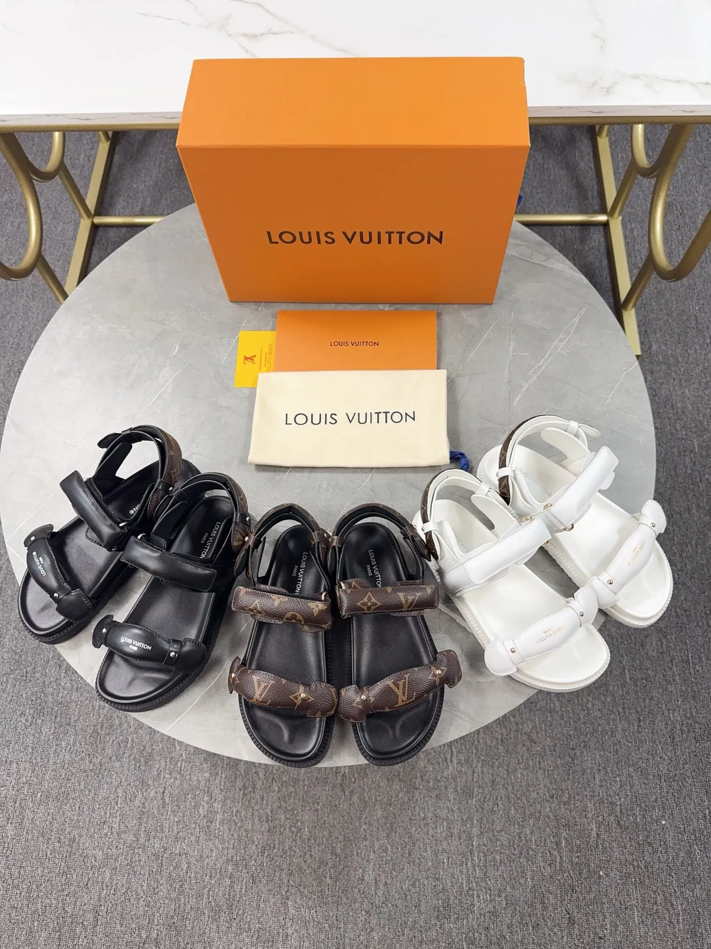 👟👟Ex-factory price 460👟👟 🌈LV | Louis Vuitton 🧡💚2025 spring and summer new style top version‼ ️The original version is the same. The counter focuses on the latest new beach shoes. Hard goods are new🆕 ❥Purchase level! Full of high-end feel! A popular model among bloggers at home and abroad, it’s retro and fashionable and looks amazing on your feet! Mainly recommended models on the official website★ ━━━━━ ЅᏇєєt ━━━━━ ▪️Upper: original customized leather ▪️Inner lining: cow lining ▪️Outsole: high-end rubber PU combination outsole ▪️Shoe size: 35-45